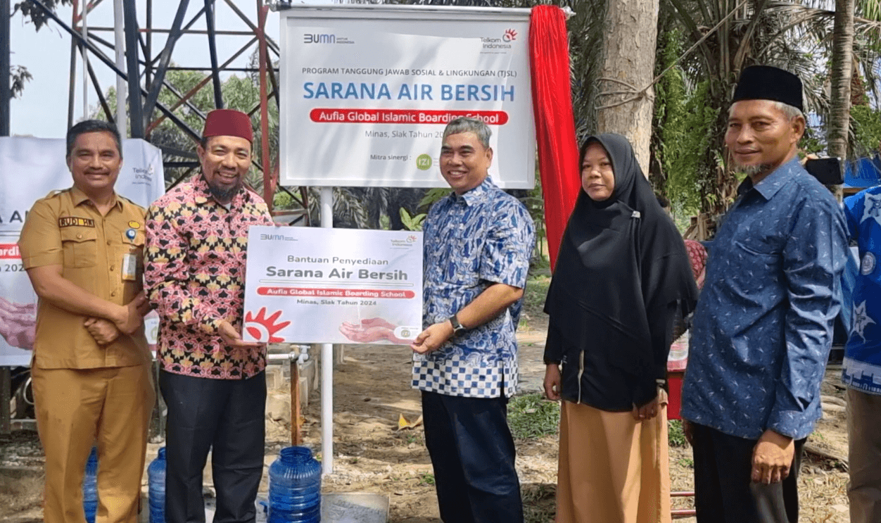 Saluran Bantuan Air Bersih ke Pesantren